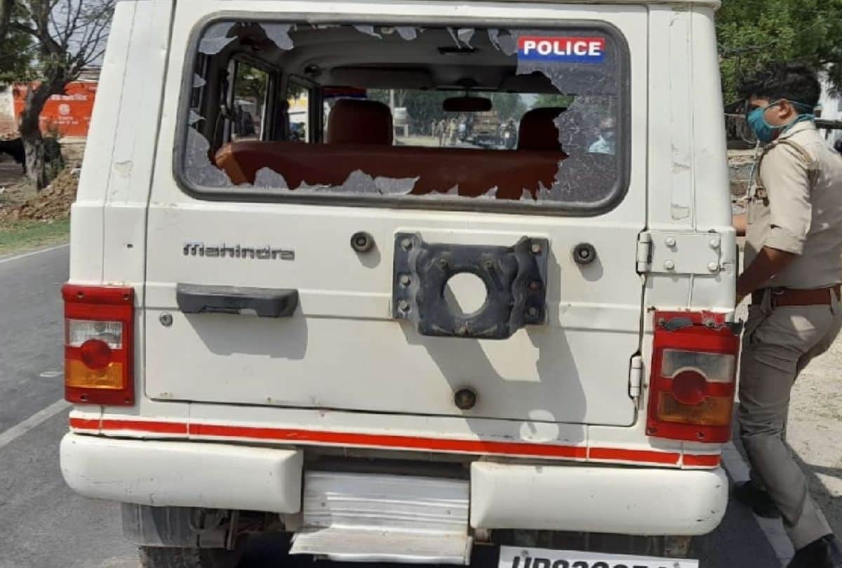 angry villagers stone pelting on roadways buses over water problem in firozabad
