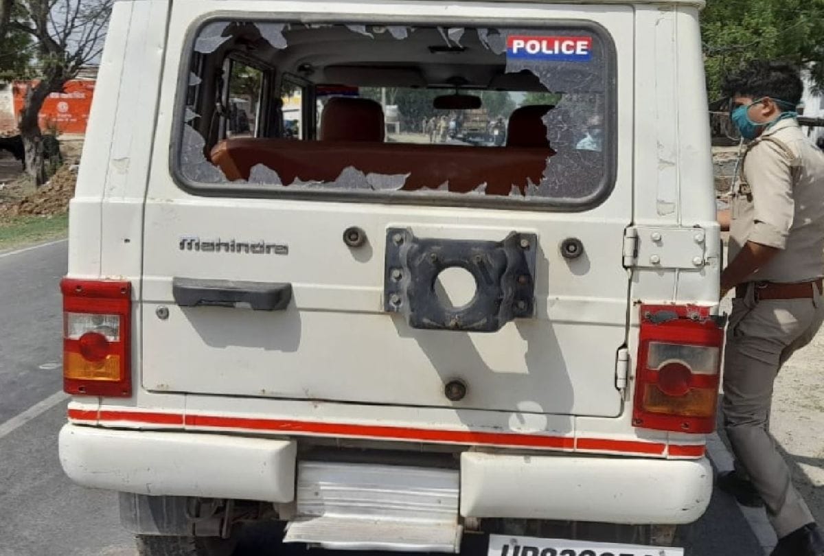 angry villagers stone pelting on roadways buses over water problem in firozabad