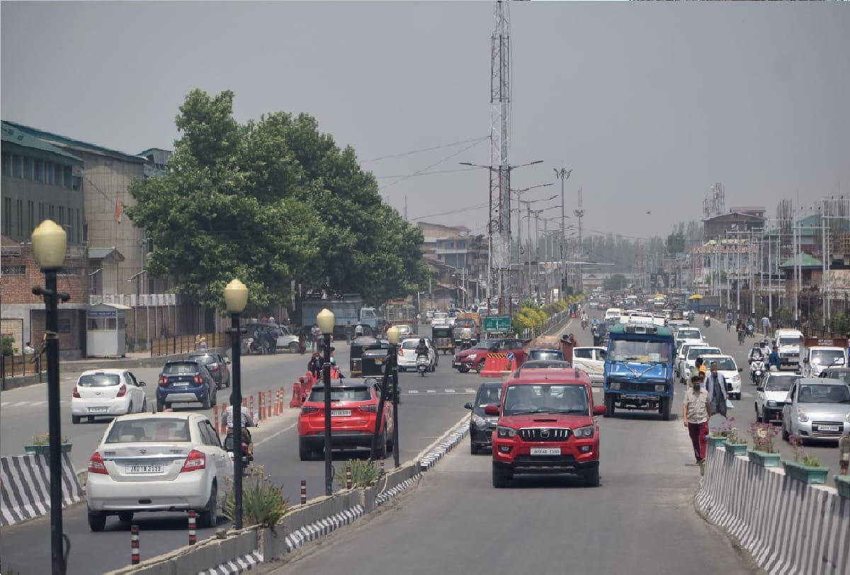 After relaxation in Corona curfew there was a lot of movement in markets jammu kashmir