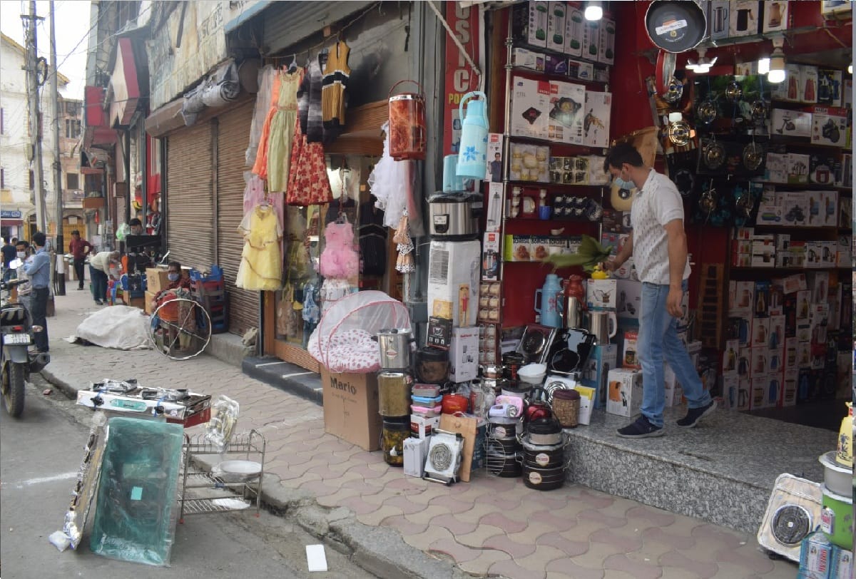 After relaxation in Corona curfew there was a lot of movement in markets jammu kashmir