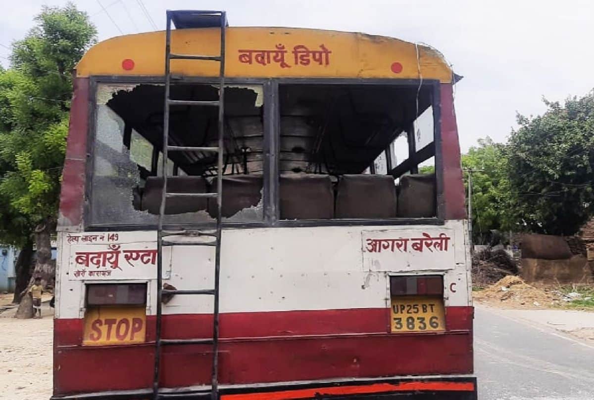 angry villagers stone pelting on roadways buses over water problem in firozabad