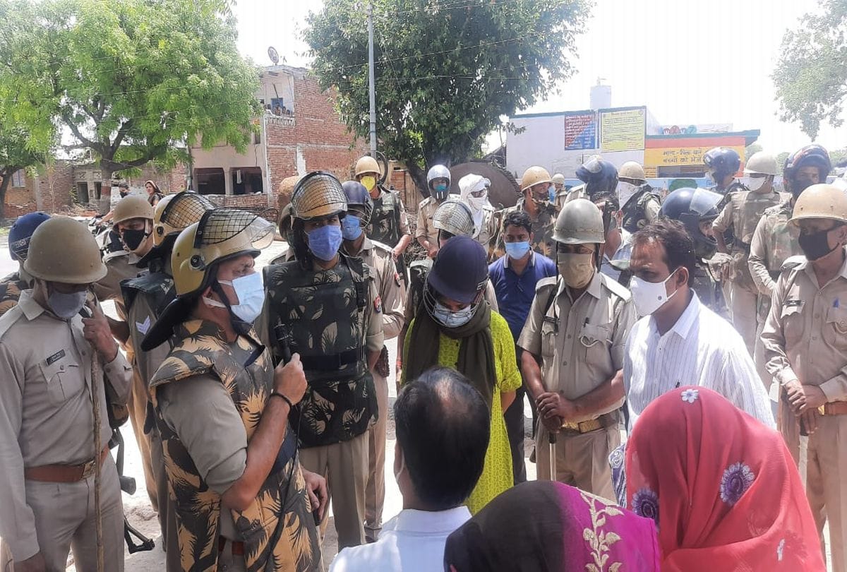 Clash For Water In Narakhi Villagers Block Road Stone Pelting On Police