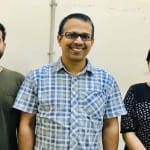 बीएचयू के जूलॉजी डिपार्टमेंट के प्रो. ज्ञानेश्वर चौबे प्रो.ज्ञानेश्वर चौबे (बीच में)। शोध छात्रों के साथ