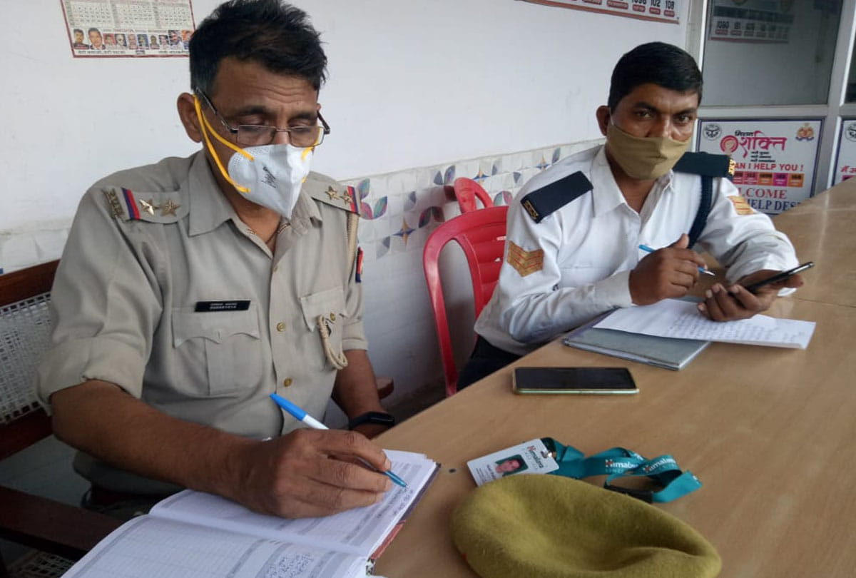 traffic constable, bike riders beaten brutally