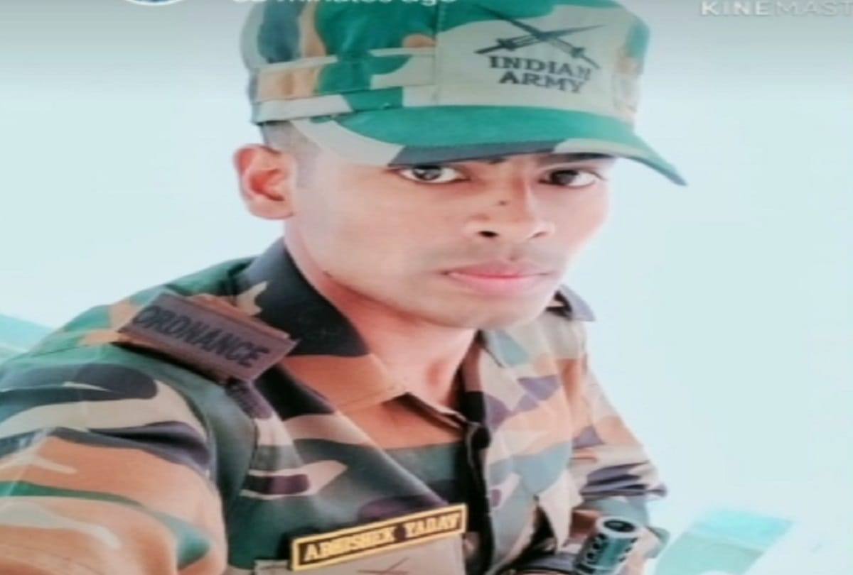 People gathered to see last funeral of army jawan for last glimpse of the body in Ghazipur