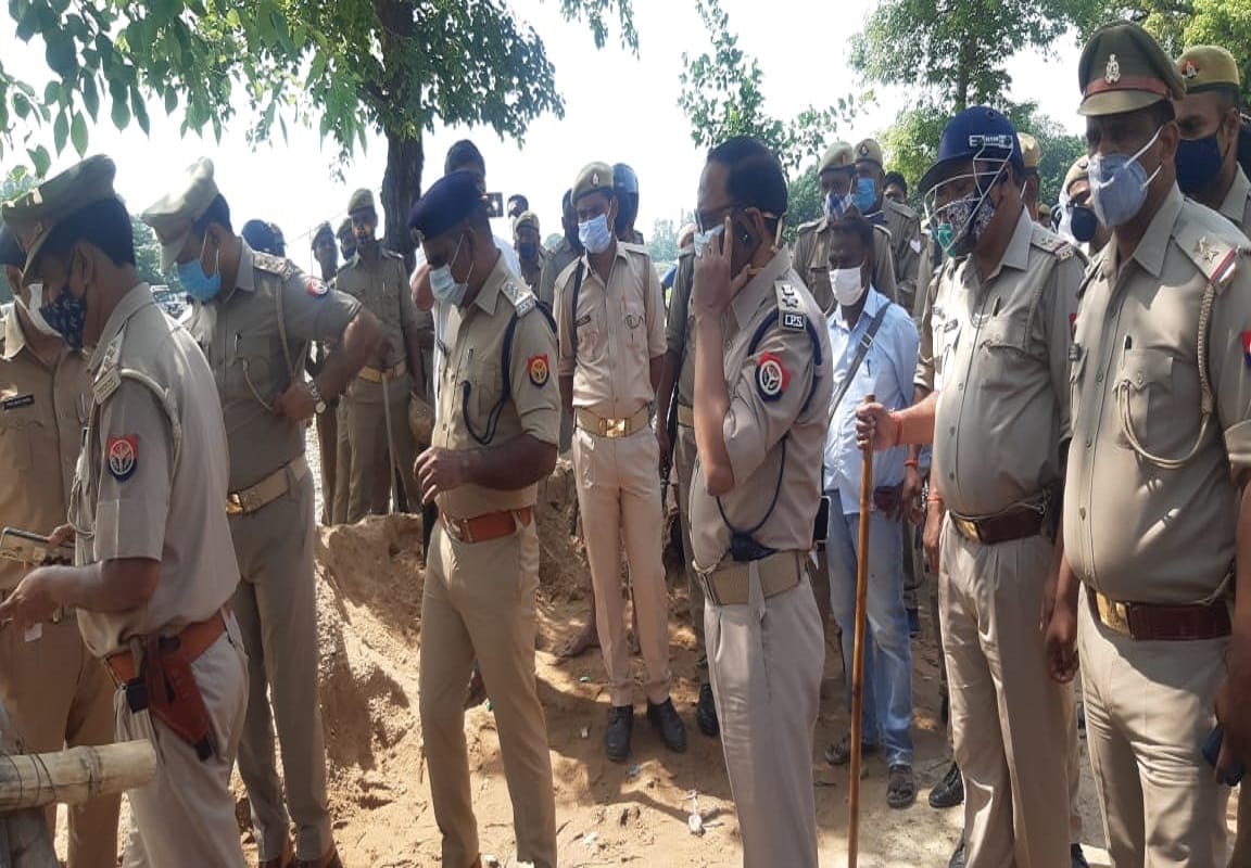 Jaunpur resident youth shot dead in azamgarh due to Electoral rivalry villagers protest with deadbody