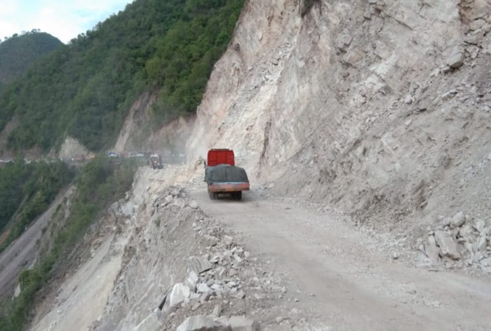uttarakhand news : badrinath highway closed on two place