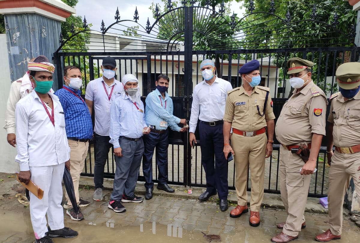 Top 10 Mafia Pradeep Singh criminal of gorakhpur property worth 12 crore seized