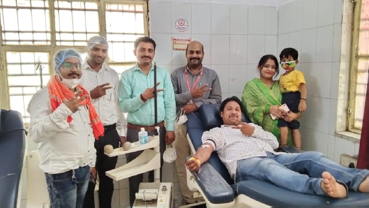 Couple donated blood on wedding anniversary in Mirzapur