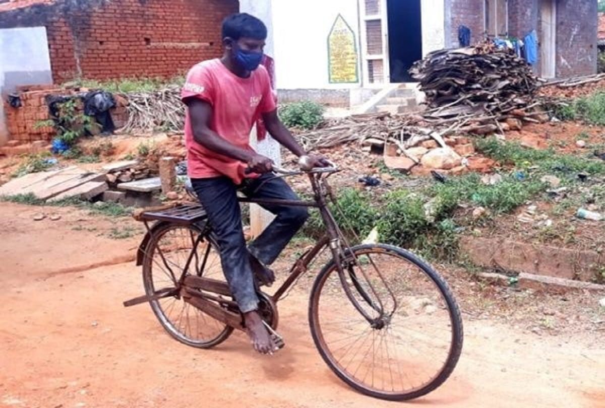 Coronavirus : Father cycles 300 km to buy Life saving   medicines for his 10 year old son in Karnataka amid Lockdown