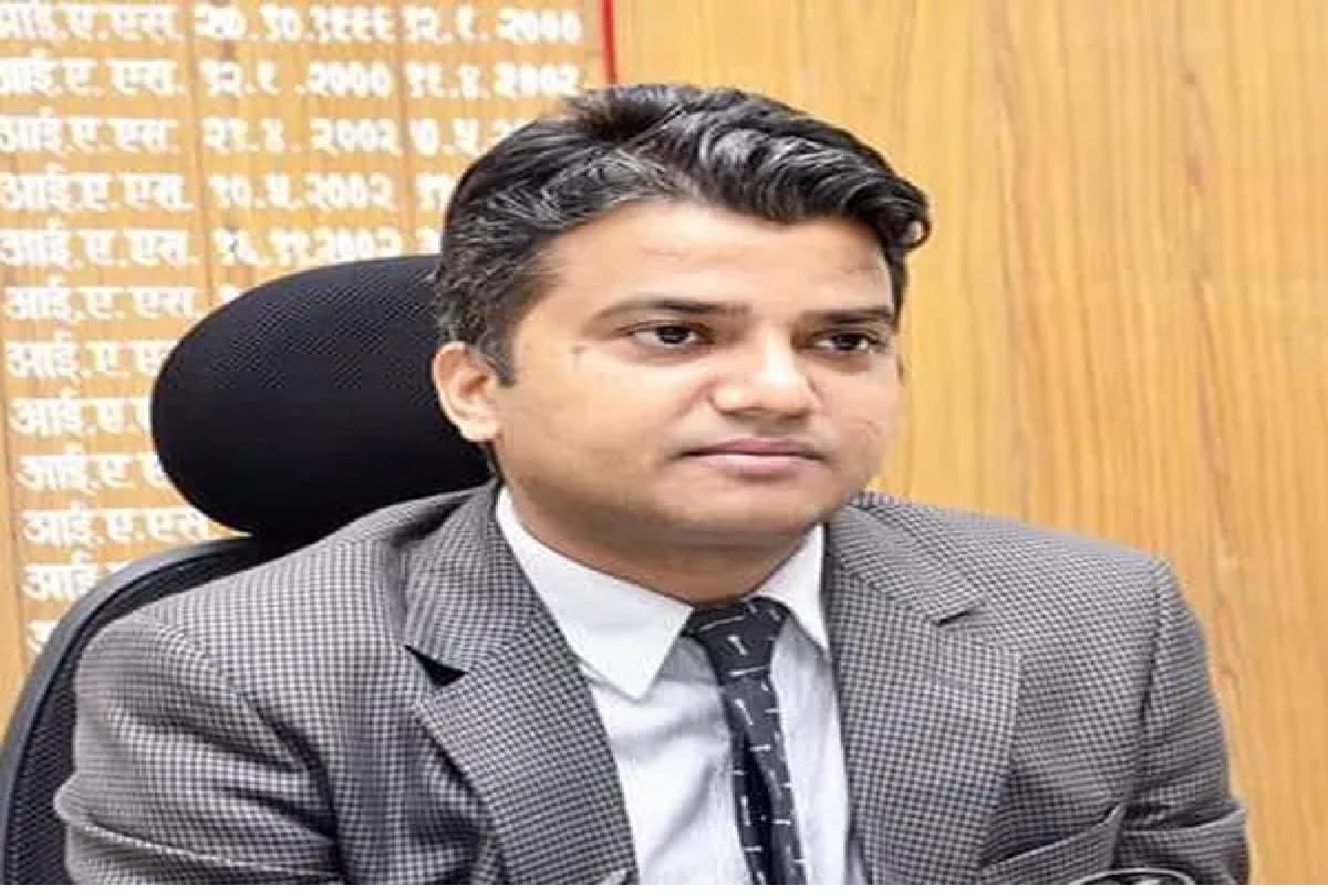 Corona Warriors News Cancer victim father tested covid positive yet Jaunpur DM manish kumar verma continue his fight against corona
