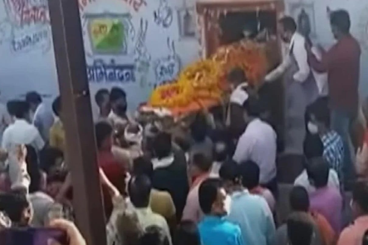 madhya pradesh former minister laxmikant sharma last rites no mask no social distancing