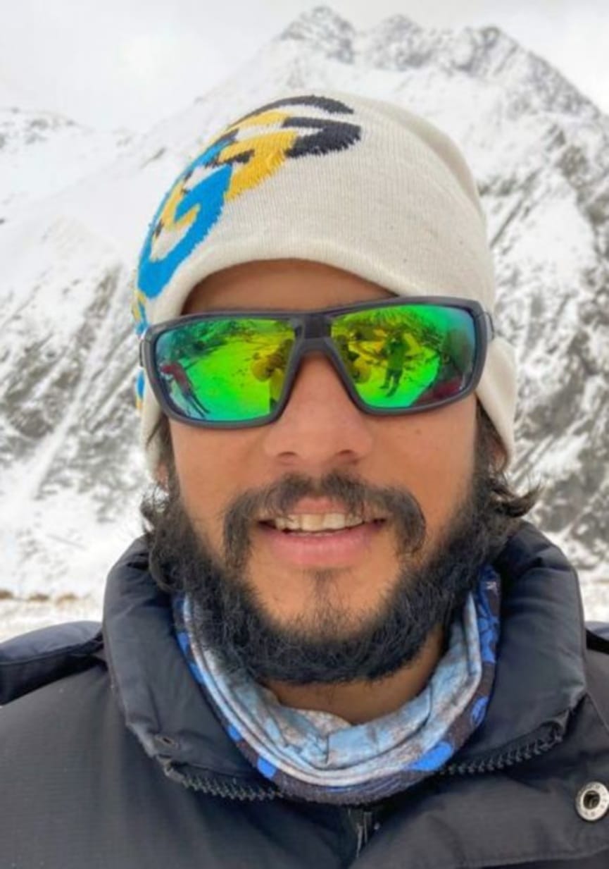 uttarakhand news : pithoragarh manish wins mount everest, watch photos