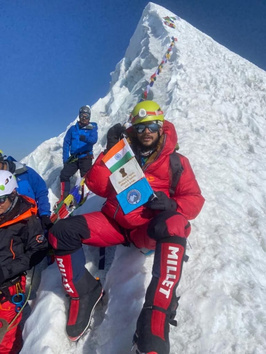 uttarakhand news : pithoragarh manish wins mount everest, watch photos