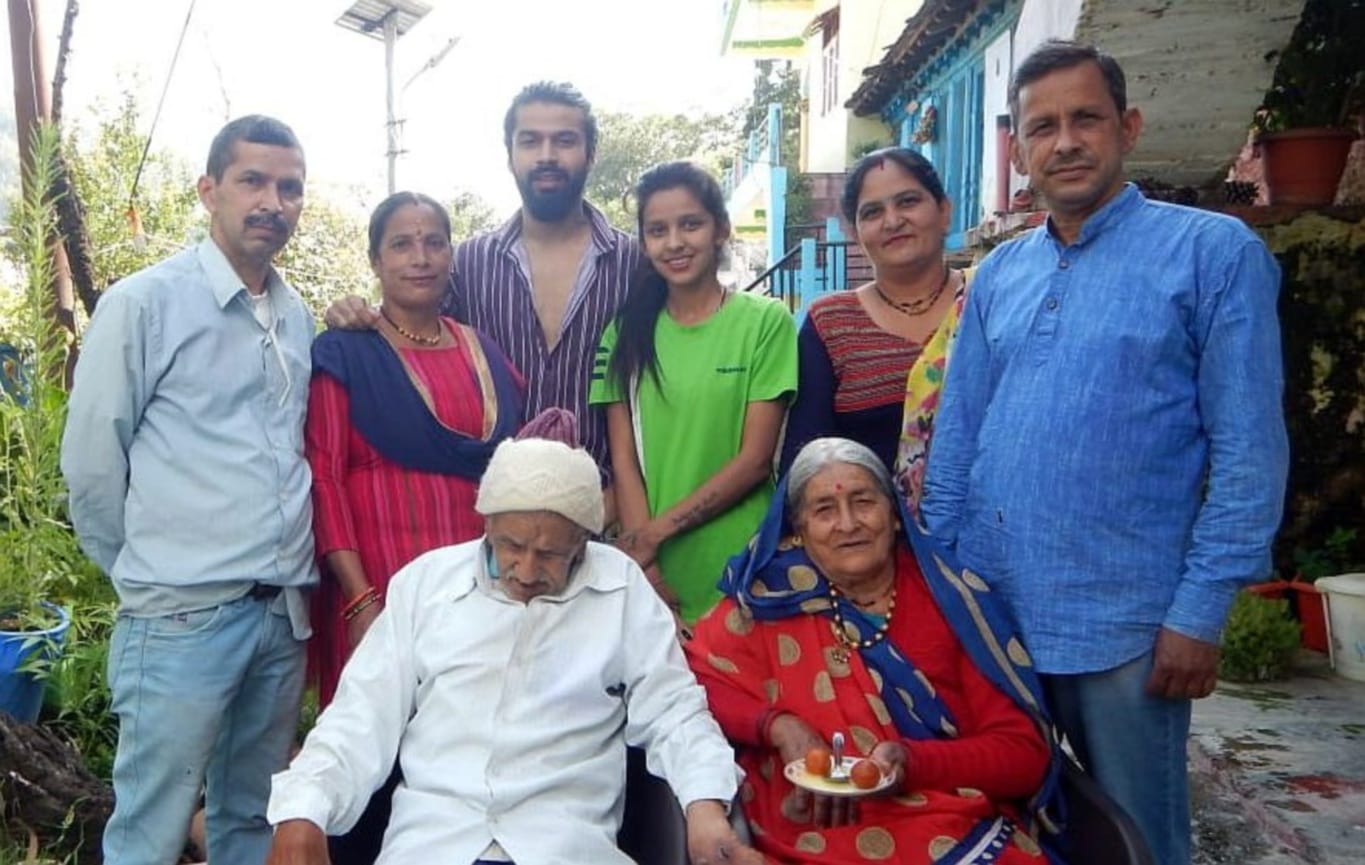 uttarakhand news : pithoragarh manish wins mount everest, watch photos