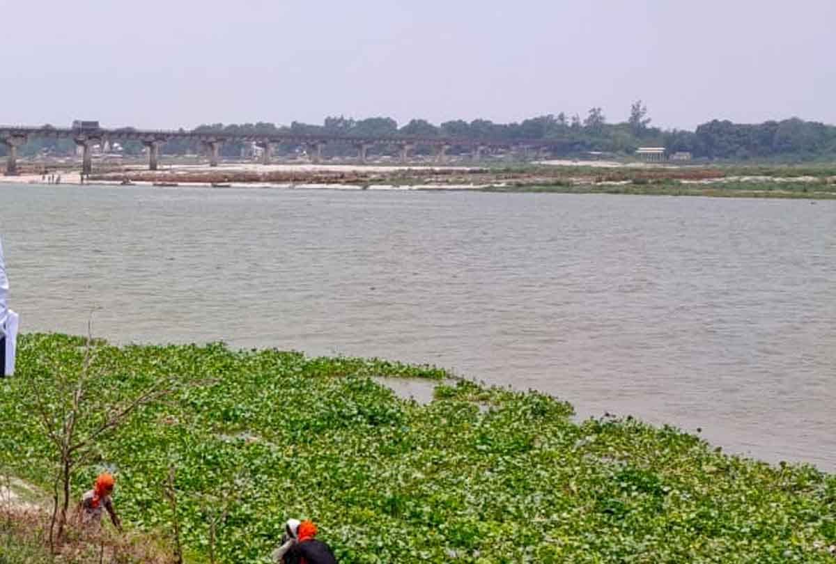 After the rise in the water level of Ganga in Kannauj, dead bodies buried in the sand start flowing