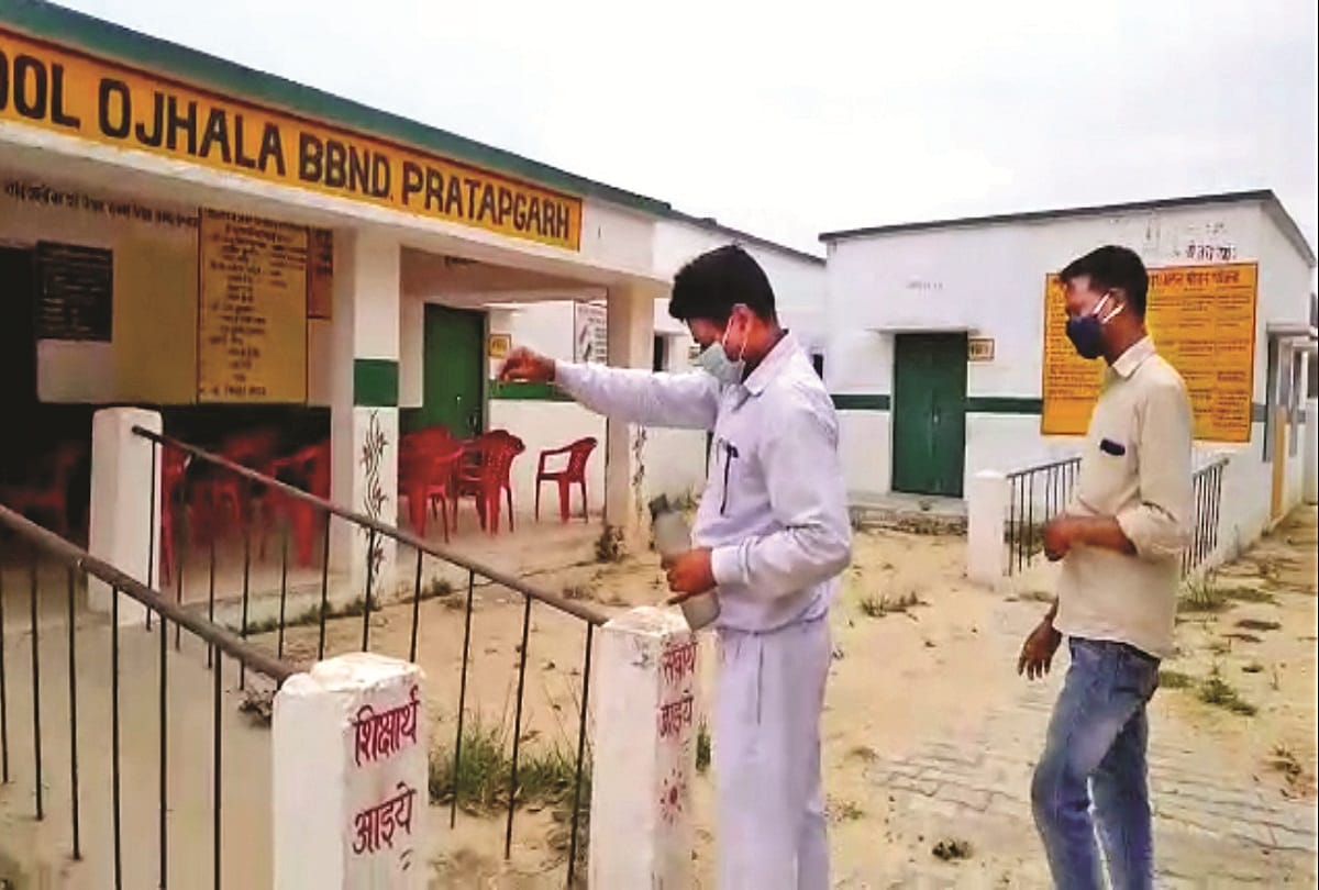 Police chased the former head who arrived with a complaint of sprinkling with Gangajal in the school