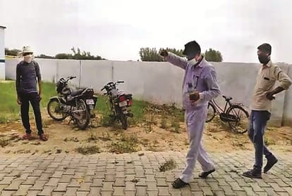 Pratapgarh: Purification of the school by sprinkling Ganga Jal before the panchayat meeting