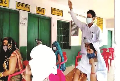 Police chased the former head who arrived with a complaint of sprinkling with Gangajal in the school