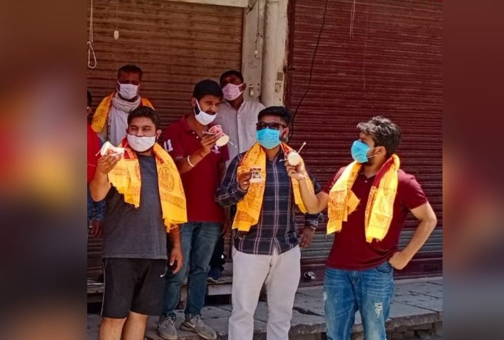 Corona Curfew in Uttarakhand: Businessman Protest with shankha ghanta and damru for open market in Haridwar photos