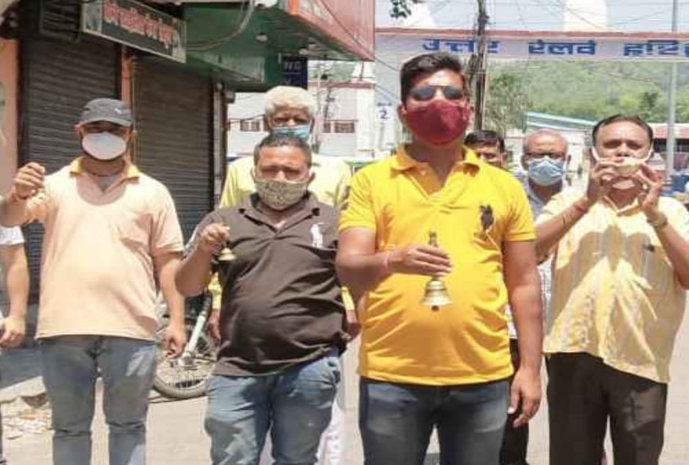 Corona Curfew in Uttarakhand: Businessman Protest with shankha ghanta and damru for open market in Haridwar photos