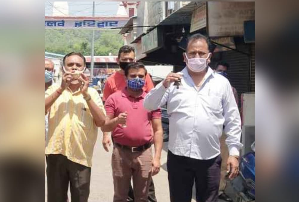 Corona Curfew in Uttarakhand: Businessman Protest with shankha ghanta and damru for open market in Haridwar photos