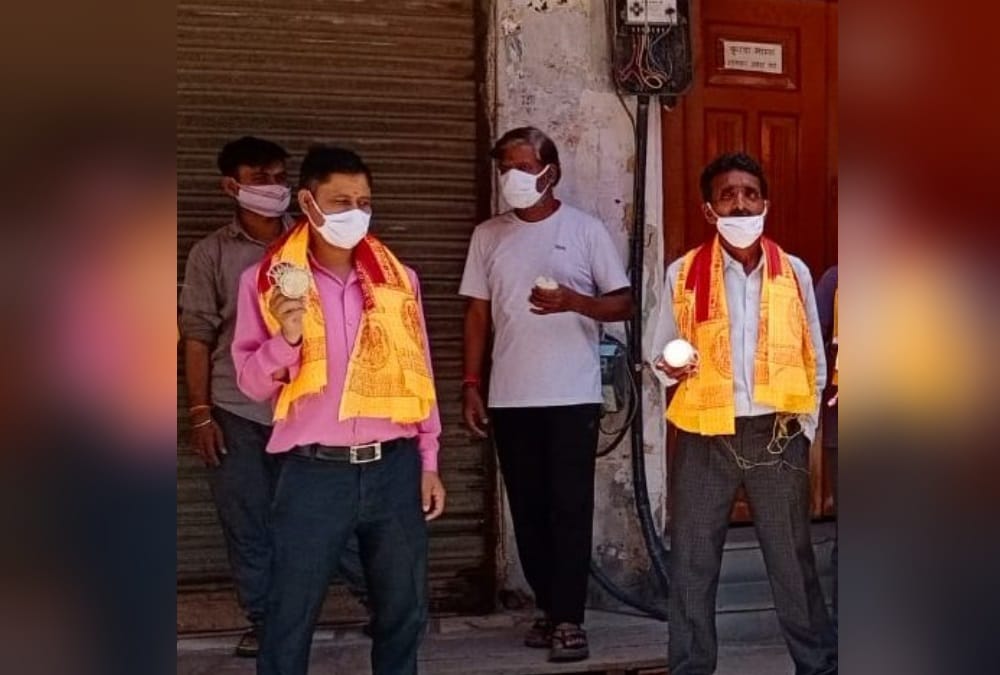 Corona Curfew in Uttarakhand: Businessman Protest with shankha ghanta and damru for open market in Haridwar photos