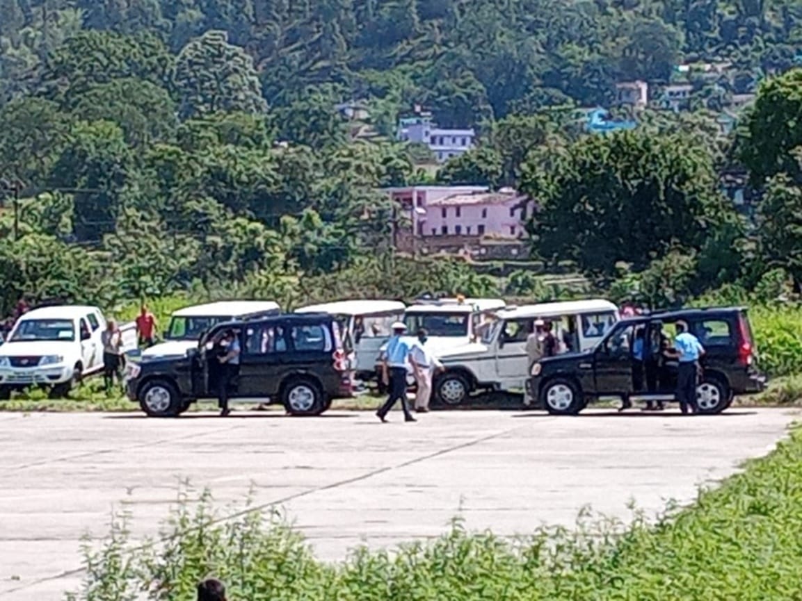 uttarakhand news : air vice marshal alok sharma arrived to inspect airport land along with air force team in chaukhutiya, photos