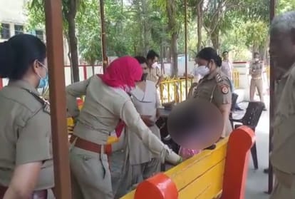 अलीगढ़: दुष्कर्म पीड़िता ने एसएसपी कार्यालय के सामने किया आत्मदाह का प्रयास