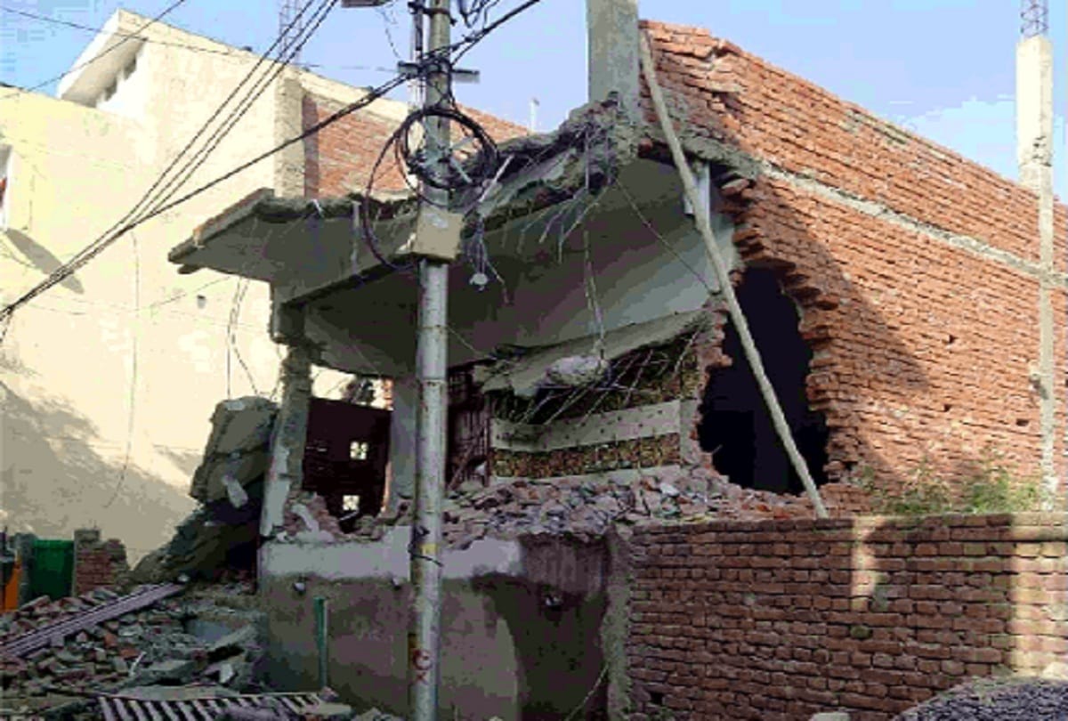 Liquor mafia Vipin Yadav house was demolished by Administration in aligarh