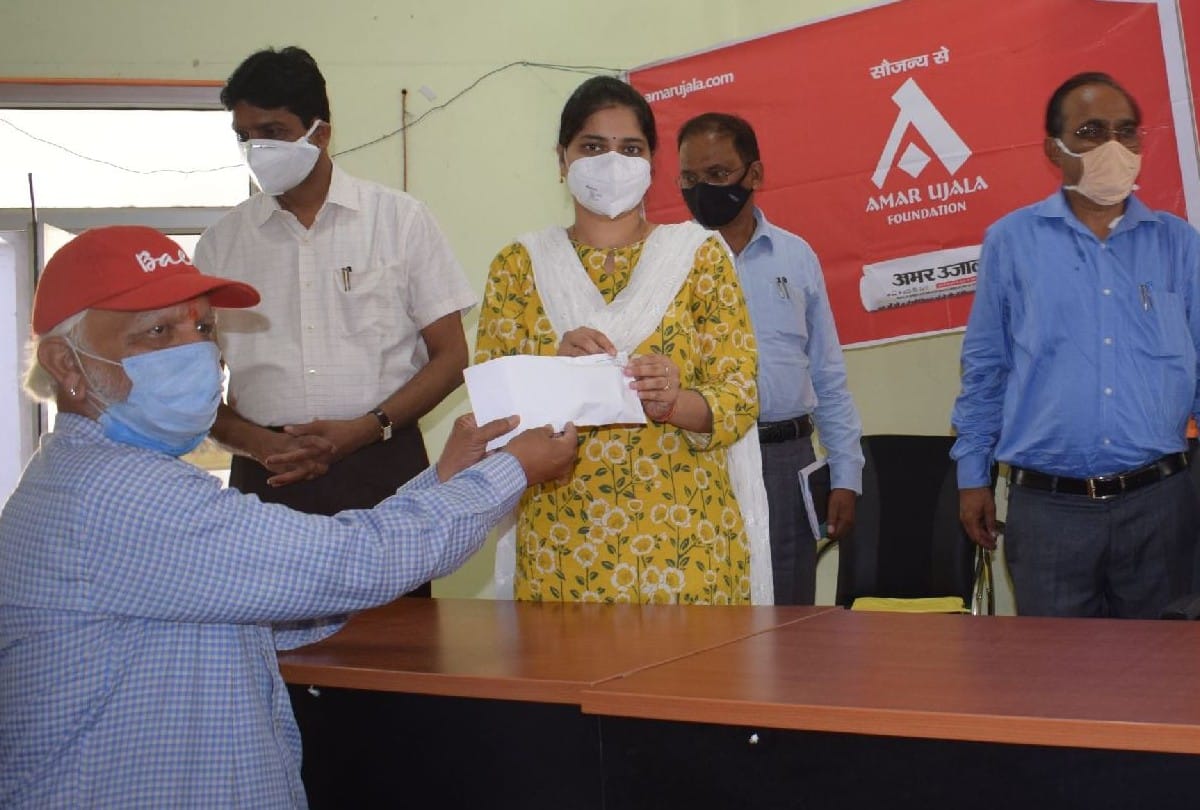 Amar Ujala Foundation distributes the Pulse oximeter in Mainpuri