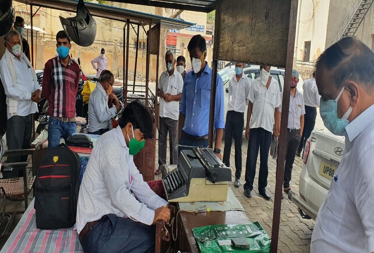 Agra DM Pn Singh Got Rs 10 Stamp In 50 Rupees Two Vendors licenses Canceled