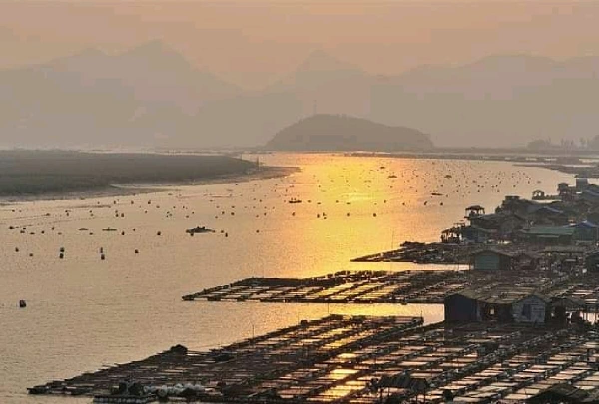 Interesting Story of china gypsies of sea village which is floating on sea water