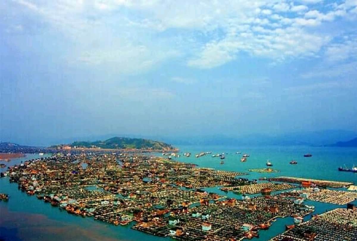 Interesting Story of china gypsies of sea village which is floating on sea water