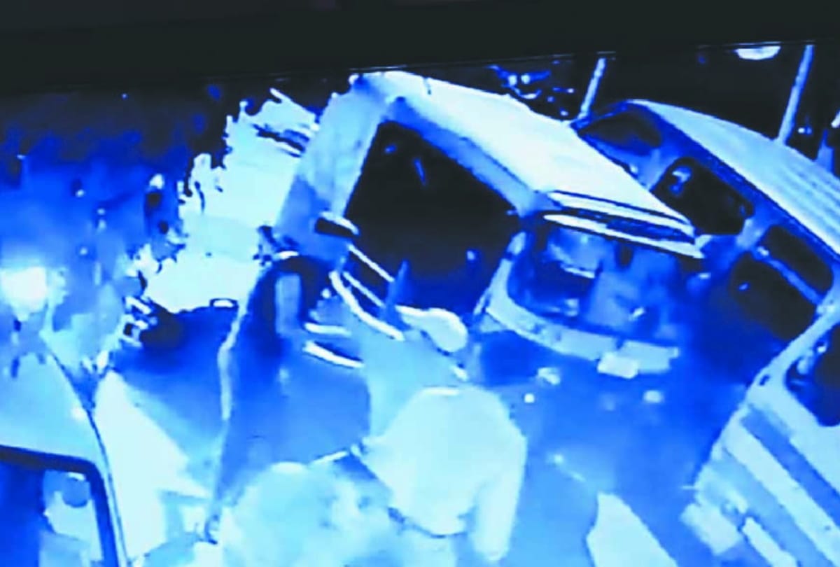 Delhi madangir Kunal murder case he went to take surprise cake for father birthday killed by goons in way by dragon knife several stabs read full story
