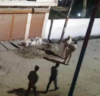 Stone pelting in Sahaswani Tola for threatening to make video viral