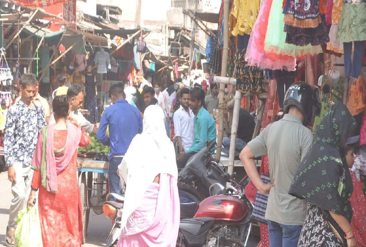 crowd gathered in market of agra after corona curfew relaxation
