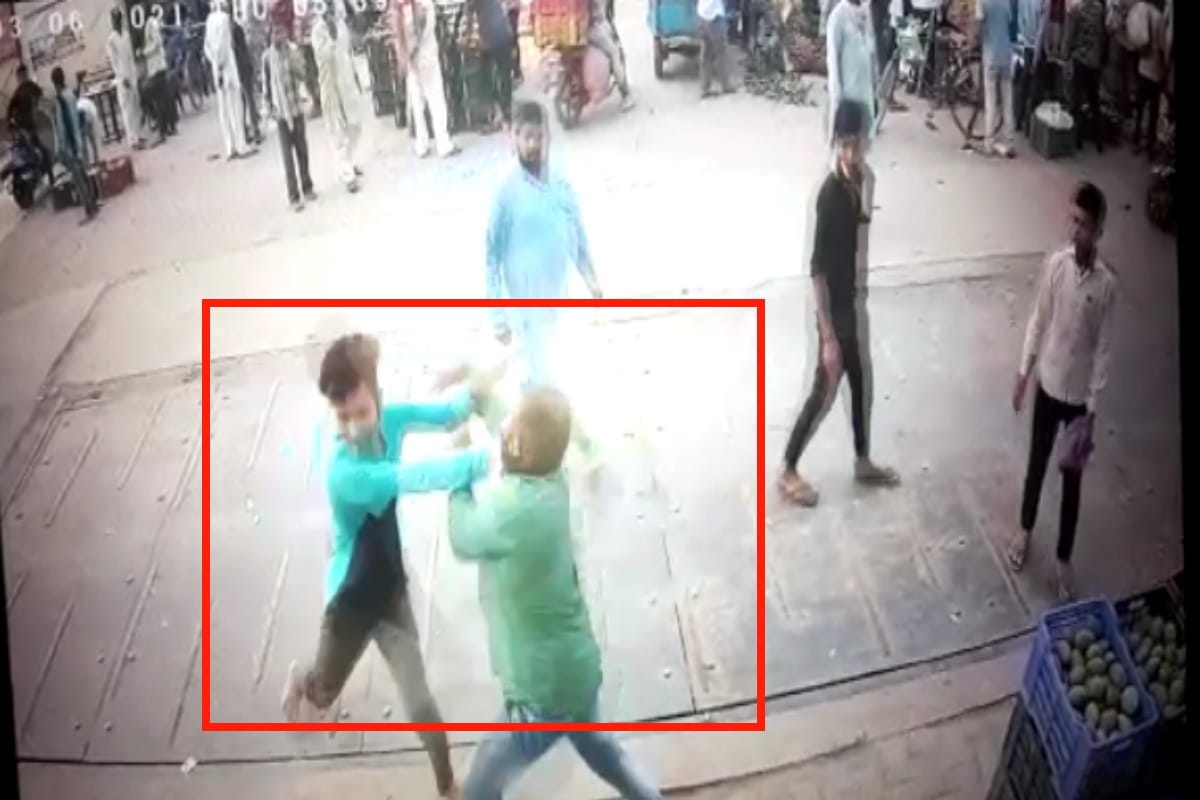 Mandi assistant beats up clerk in Sardhana of Meerut