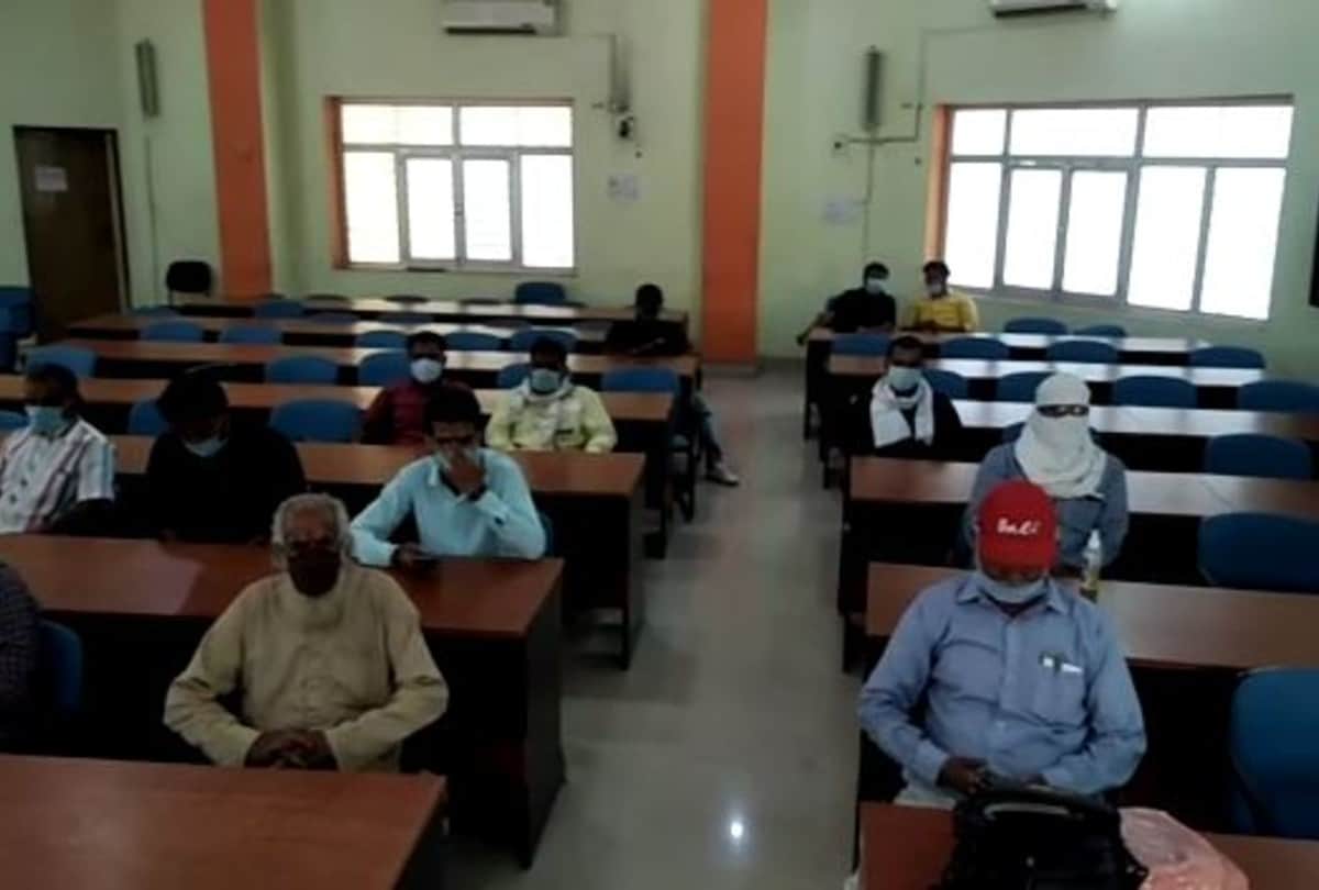 Amar Ujala Foundation distributes the Pulse oximeter in Mainpuri
