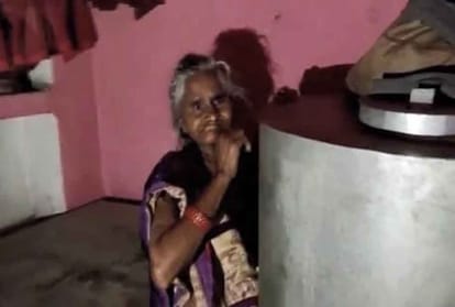 वैक्सीनेशन के नाम पर ड्रम के पीछे छिपी महिला