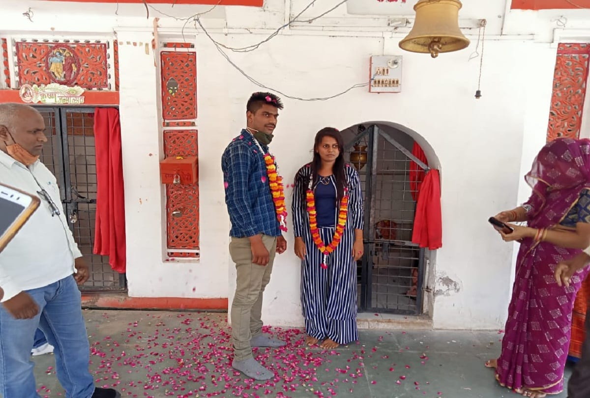 Lover couple got married in the temple of the police station