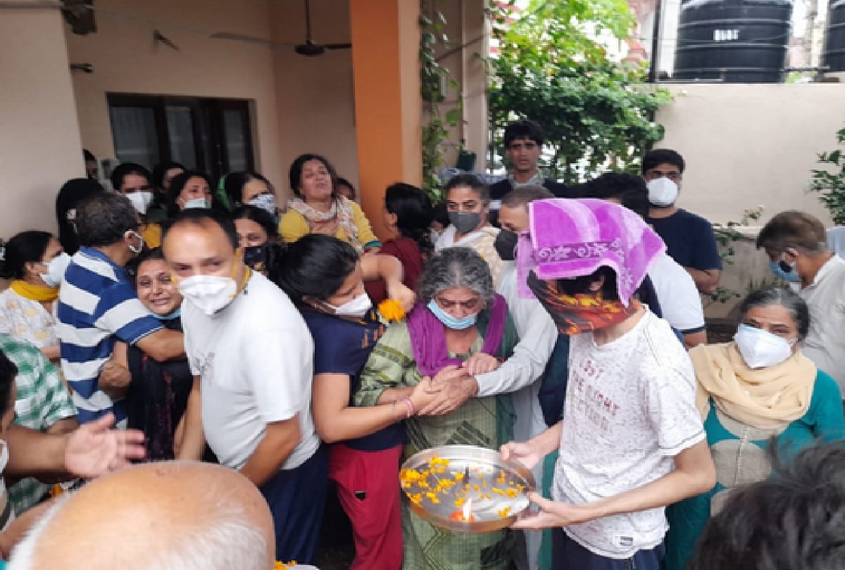 Jammu and Kashmir: Mother and wife mourning in memory of Rakesh, son told conspiracy to kill father