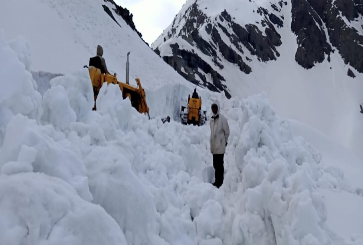 Saach Pass road is being restoring by cutting 40 feet high  snow in minus 30 degree temperature, see great pictures