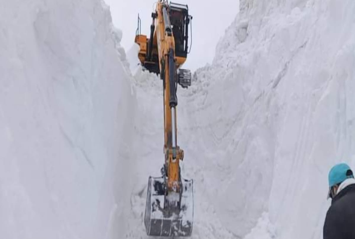 Saach Pass road is being restoring by cutting 40 feet high  snow in minus 30 degree temperature, see great pictures