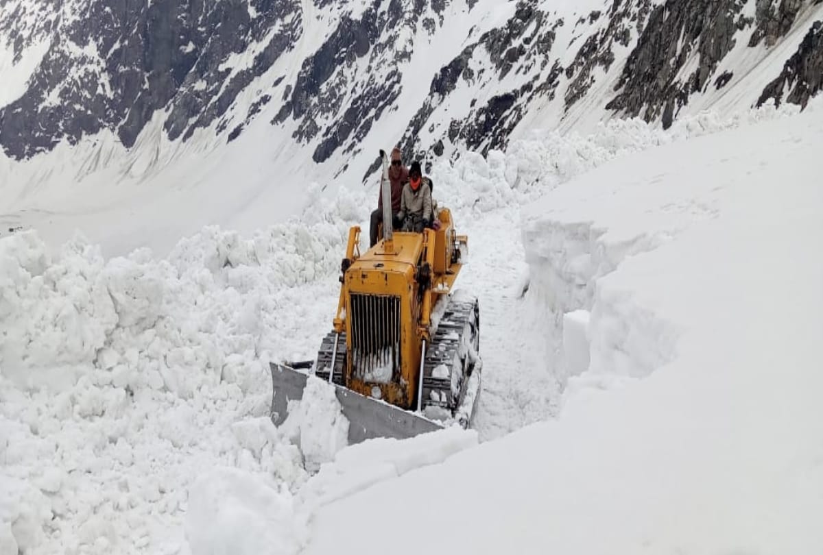 Saach Pass road is being restoring by cutting 40 feet high  snow in minus 30 degree temperature, see great pictures