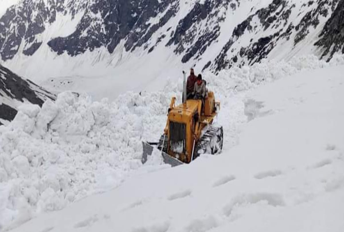 Saach Pass road is being restoring by cutting 40 feet high  snow in minus 30 degree temperature, see great pictures