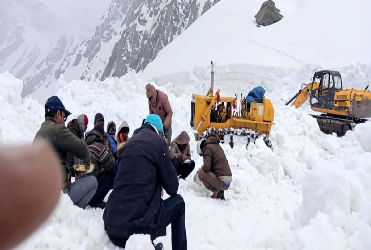 Saach Pass road is being restoring by cutting 40 feet high  snow in minus 30 degree temperature, see great pictures