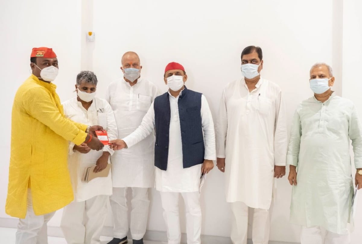 Baliram Yadav joins samajwadi party in lucknow