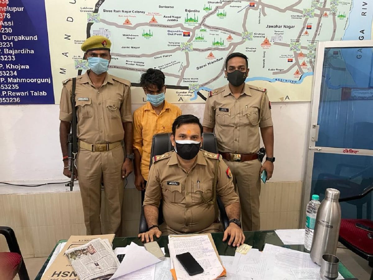 Police arrested 10 thousand prize crook in varanasi