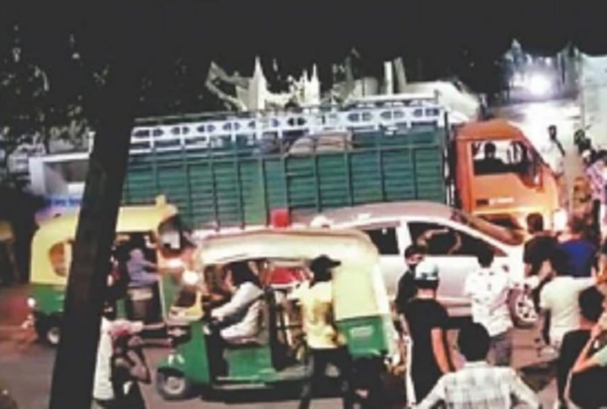  Delhi news :   In Jahangirpuri, miscreants created ruckus in the street
